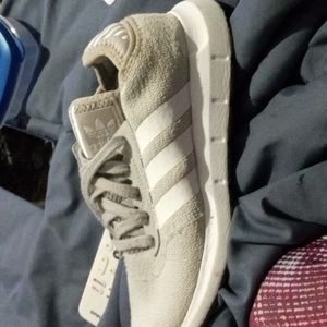 Ladies sneakers size 6